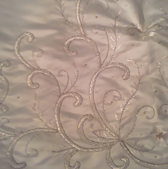 Brand new wedding dress - Picture 7 of 7